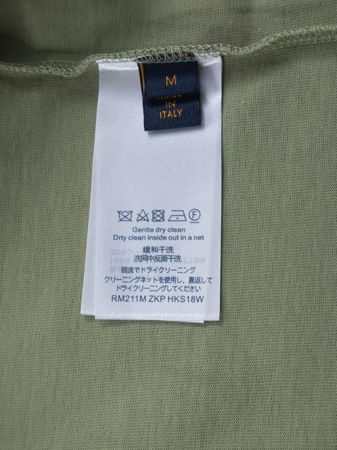 🅿️200 Louis Vuitton 1V LV lv slightly wide version S-XL LV 26ss new products are available at the counter simultaneously. Multiple craftsmanship. Chest patch letters 🪡 embroidery. Back patch letters four-leaf clover 🍀🪡 embroidery. Round neck short-sleeved T-shirt, same style for men and women! Consigned to one-to-one creation. Synchronized with the official website, pure cotton fabrics at the counter! It is close to the skin and comfortable, durable and easy to wear. It has a classic and simple logo design and meticulous original craftsmanship. Short-sleeves, a must-have item for men, do not appear to be the same for the general public, but must be unique and eye-catching. This LV short-sleeve is all about quality, comfort, the same shape and fashion as always, including fabrics and cutting techniques. All of them have been made with great effort! 320 grams of washed pure cotton fabric, pure cotton is breathable, very refreshing and comfortable for daily wear. The rib knitting on the neckline is smooth and tight, and the neckline will not be skewed if you toss it at will. The loose version, you will find that it looks really good on the upper body. The overall is minimalist and neat, super versatile for daily use! Pair it casually with a pair of pants for a youthful look. A T-shirt will make your outfit crazy. It is a fashionable item that can never go wrong! Color: Green Blue Purple Size: S-XL Size chart: S: Shoulder width 50-Bust 56-Length 70 M: Shoulder width 52-Bust 57-Length 72 L: Shoulder width 54-Bust 59-Length 74 XL: Shoulder width 56-Bust 62-Length 76
